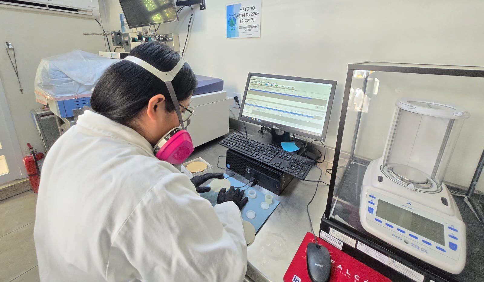 Pesaje y preparación de muestras en laboratorio ACM LAB